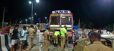சிதம்பரம் அருகே பு.முட்லூர் புறவழிச் சாலையில் காரும், லாரியும் நேருக்கு நேர் மோதிக்கொண்டதில் லாரிக்கு அடியில் சிக்கிய காரை மீட்தும் பணியில் ஈடுபட்டுள்ள போலீசார்.