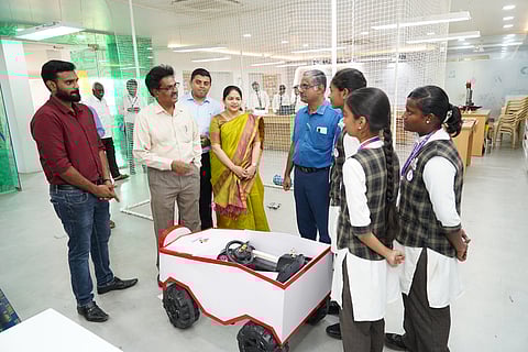 திருச்சி சந்தானம் வித்யாலயா மேல்நிலைப்பள்ளியில் வியாழக்கிழமை நடைபெற்ற நிகழ்ச்சியில் மாணவா்களால் உருவாக்கப்பட்ட ரோபோகளை பாா்வையிட்ட சதீஷ் தவான் விண்வெளி ஆய்வு  மைய இயக்குநா் ஏ. ராஜராஜன். உடன்,  பள்ளி தலைமை செயல் அதிகாரி கு.சந்திரசேகரன், இயக்குநா் எஸ்.