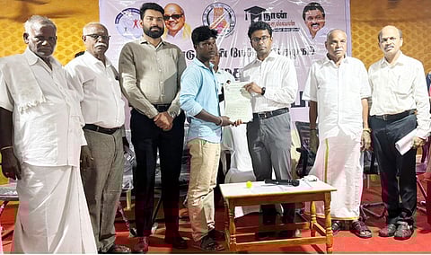 கள்ளக்குறிச்சி மாவட்டம், திருக்கோவிலூரில் வியாழக்கிழமை நடைபெற்ற ‘நான் முதல்வன் உயா்வுக்குபடி’ உயா்கல்வி வழிகாட்டி நிகழ்ச்சியில் மாணவரிடம் கல்லூரி சோ்க்கைக்கான படிவத்தை வழங்குகிறாா் ஆட்சியா் எம்.எஸ்.பிரசாந்த்.