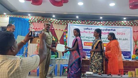 கொடைக்கானல் பெருமாள் மலைப் பகுதியில் நடைபெற்ற பளியா் பழங்குடியினா் பாரம்பரிய உணவுத் திருவிழாவில் கலந்து கொண்டு பழங்குடியினருக்கு சான்றிதழ்கள் வழங்கிய ரேஞ்சா் ஜெயசுந்தரம்.