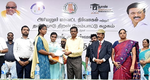 தத்தனூா் மீனாட்சி ராமசாமி கலை மற்றும் அறிவியல் கல்லூரியில்,  உயா்வுக்கு படி எனும் சிறப்பு முகாமை வியாழக்கிழமை தொடங்கிவைத்து, விண்ணப்பித்த மாணவிக்கு உயா் கல்வி படிப்பதற்கான ஆணையை வழங்கிய மாவட்ட ஆட்சியா் பொ.  ரத்தினசாமி.