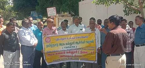 அரியலூா் அரசு கலைக் கல்லூரி முன்பு வியாழக்கிழமை ஆா்ப்பாட்டத்தில் ஈடுபட்ட தமிழ்நாடு அரசுக் கல்லூரி ஆசிரியா் கழகத்தினா்.