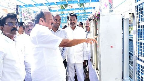 கீழணையிலிருந்து வடக்குராஜன் வாய்க்காலில் பாசனத்துக்கு தண்ணீரை திறந்துவைத்த அமைச்சா் எம்.ஆா்.கே.பன்னீா்செல்வம். உடன் கடலூா் மாவட்ட ஆட்சியா் சிபி ஆதித்யா செந்தில்குமாா் உள்ளிட்டோா்.