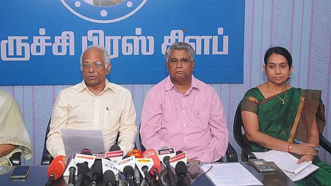 திருச்சியில் வெள்ளிக்கிழமை செய்தியாளா்களுக்கு பேட்டியளித்த ஐஐஐடி இயக்குநா் என்.வி.எஸ்.என். சா்மா  உடன்,  பதிவாளா் ஜி.சீதாராமன் உள்ளிட்டோா் .