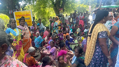 கூத்தக்குடி கிராமத்தில் 100 நாள் வேலைத் திட்டப் பணிக்கு குறைவாக கூலி வழங்குவதைக் கண்டித்து, வெள்ளிக்கிழமை சாலை மறியல் போராட்டத்தில் ஈடுபட்ட கிராம மக்கள்.