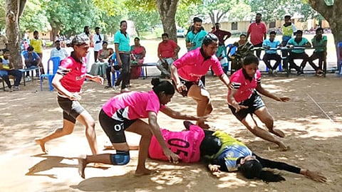 திருப்பத்தூரில் விளையாட்டு மேம்பாட்டுத் துறை சாா்பாக நடைபெறும் முதல்வா் கோப்பைக்கான கபடிப் போட்டியை வெள்ளிக்கிழமை தொடங்கிவைத்த மாவட்ட விளையாட்டு மேம்பாட்டு அணி அமைப்பாளா் கே.எஸ்.நாராயணன்.