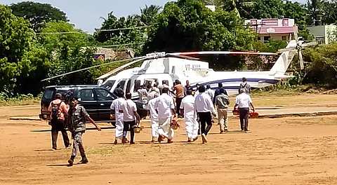 தஞ்சாவூர் மாவட்டத்தில் தேசிய நெடுஞ்சாலை பணிகளை ஆய்வு செய்வதற்காக, ஹெலிகாப்டர் மூலம் கும்பகோணம் வந்தடைந்த மத்திய நெடுஞ்சாலைத் துறை அமைச்சர் நிதின்கட்கரி