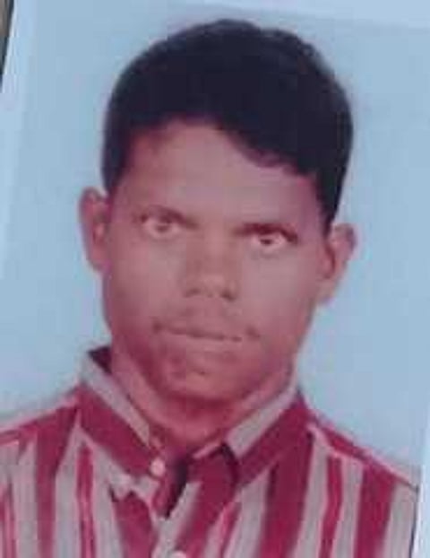 தொண்டி அருகே கடலில் தவறி விழுந்து மீனவா் உயிரிழப்பு