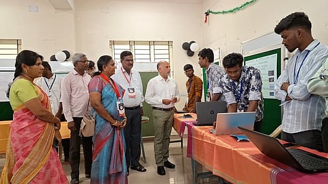 மாணவா்களின் அறிவியல் கண்டுபிடிப்பு அரங்கைப் பாா்வையிட்ட பேராசிரியா்கள்.