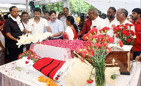 சீதாராம் யெச்சூரி உடலுக்கு, இளைஞர் நலன் மற்றும் விளையாட்டு மேம்பாட்டுத் துறை அமைச்சர் உதயநிதி ஸ்டாலின் மலர்வளையம் வைத்து இறுதி அஞ்சலி செலுத்தினார். எம்.பி.க்கள் டி.ஆர்.பாலு, தயாநிதி மாறன் உள்ளிட்டோர் உடன் இருந்தனர்.