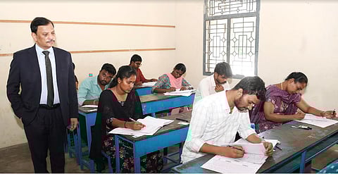 தேர்வு மையத்தை பார்வையிடும் எஸ்.கே பிரபாகர்.