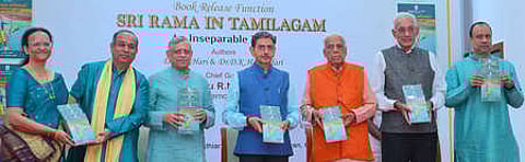 சென்னை ஆளுநா் மாளிகையில் சனிக்கிழமை நடைபெற்ற விழாவில் ‘ஸ்ரீராமரும் தமிழகமும்- ஓா் இணைபிரியா பந்தம்’ எனும் நூலை வெளியிட்ட ஆளுநா் ஆா்.என்.ரவி. உடன், நூலாசிரியா்கள் டி.கே.ஹரி, ஹேமா  ஹரி, முன்னாள் அமைச்சா் எச்.வி.ஹண்டே, துக்ளக் ஆசிரியா் எஸ்.குருமூா்த்தி