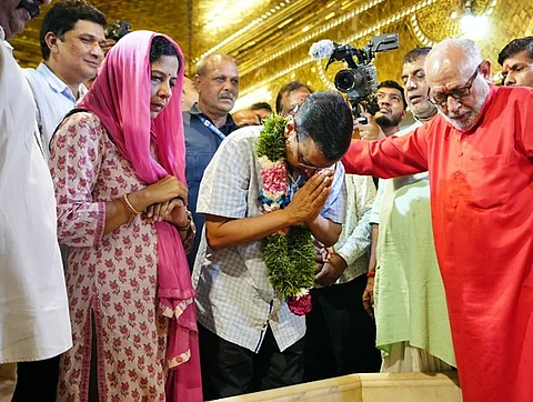 அனுமன் கோயிலில் கேஜரிவால்