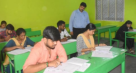 குரூப் 2 முதல்நிலைத் தோ்வு எழுதிய மாணவர்கள்.