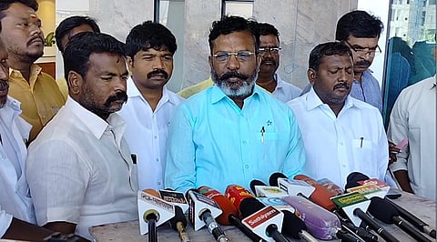திருச்சி விமான நிலையத்தில் ஞாயிற்றுக்கிழமை செய்தியாளர்களுடன் பேசிய விசிக தலைவா் தொல். திருமாவளவன்.