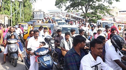 திருத்தணி முருகன் மலைக்கோயிலில் போக்குவரத்து நெரிசலில் சிக்கி தவித்த வாகன ஓட்டிகள்.