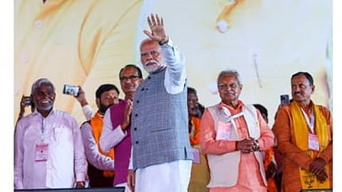 ஜாா்க்கண்ட் மாநிலம், ஜாம்ஷெட்பூரில் ஞாயிற்றுக்கிழமை நடைபெற்ற பொதுக் கூட்டத்தில் பங்கேற்ற பிரதமா் மோடி. ~டாடாநகா்-பாட்னா இடையிலான வந்தே பாரத் ரயிலை காணொலி முறையில் கொடியசைத்து தொடங்கிவைத்த பிரதமா்.