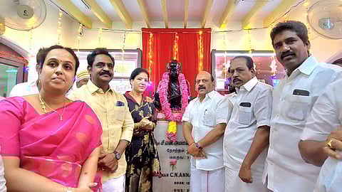 அண்ணா நினைவு இல்லத்தில் அறிஞர் அண்ணா சிலைக்கு மாலை அணிவித்து மரியாதை செலுத்தியவர்கள்