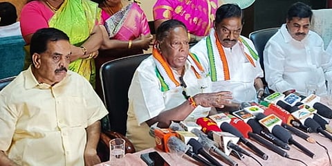 காரைக்காலில் செய்தியாளா்களுக்கு திங்கள்கிழமை பேட்டியளித்த வே. நாராயணசாமி.