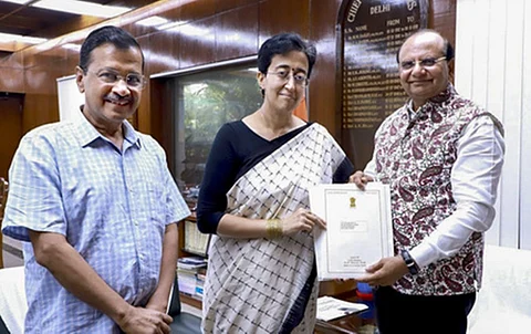 தில்லி முதல்வர் பதவியிலிருந்து அரவிந்த் கேஜரவால் ராஜிநாமா செய்ததைத் தொடர்ந்து, தனது தலைமையில் ஆட்சியமைக்க துணைநிலை ஆளுநர் வி.கே.சக்ஸேனாவிடம் செவ்வாய்ர்ரிழமை உரிமை கோரிய அதிஷி.