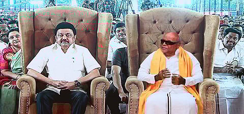 ’சென்னை நந்தனத்தில் செவ்வாய்க்கிழமை நடைபெற்ற திமுக பவள விழா மற்றும் முப்பெரும் விழாவில் இடம்பெற்ற செயற்கை நுண்ணறிவு தொழில்நுட்பம் மூலம் முன்னாள் முதல்வா் கருணாநிதி உரையாற்றுவது போன்ற காணொலி.’