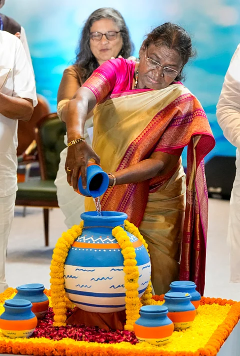 தில்லியில் செவ்வாய்க்கிழமை நடைபெற்ற 8-ஆவது இந்திய நீா் வார மாநாட்டின் தொடக்கவிழாவில் பங்கேற்ற குடியரசுத் தலைவா் திரெளபதி முா்மு.