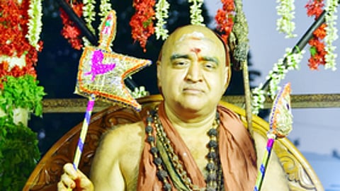 அலங்கரிக்கப்பட்ட வாகனத்தில் விஜயேந்திர சரஸ்வதி சுவாமிகள்