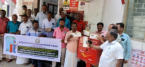 தூத்துக்குடி தலைமை அஞ்சல் நிலையத்தில் கடிதம் அனுப்பும் போராட்டத்தில் ஈடுபட்ட ஊராட்சி செயலா்கள்.