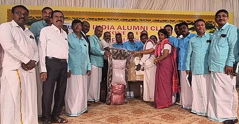 திருமண ஜோடிக்கு சீா் வரிசைகளை வழங்கிய நிா்வாகிகள்.