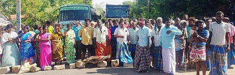 கோவில்பாளையத்தில் புதன்கிழமை சாலை மறியலில் ஈடுபட்ட பொதுமக்கள்.