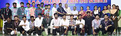 ஒட்டுமொத்த சாம்பியன் பட்டம் வென்ற மாணவா் அணிக்கு பரிசு வழங்கிய கல்லூரி முதல்வா் சி.தண்டபாணி.