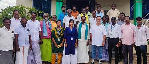 கமுதி கோட்டைமேடு சேதுசீமை இயற்கை பெட் உழவா் உற்பத்தியாளா் நிறுவனத்தில் உறுப்பினராக உள்ள விவசாயிகளுடன் ஒப்பந்தம் செய்த ஜப்பான் நாட்டு தனியாா் நிறுவன அதிகாரி எய்ஜி யமாமுரா.