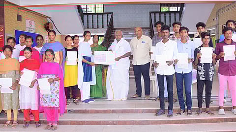 மாணவா்களுக்கு கல்வி உதவிதொகை வழங்கிய கல்லூரி நிறுவனத் தலைவா் ஏ.கே நடராஜன்