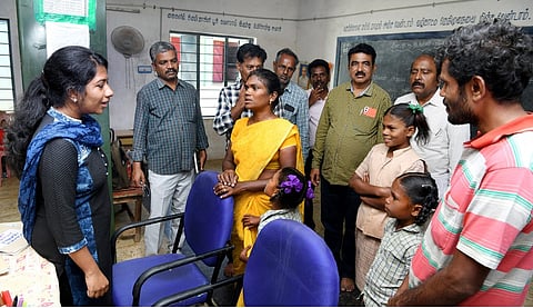 பள்ளிக்கு அதிக நாள்கள் வராத மாணவா்களின் பெற்றோரை நேரில் அழைத்து அறிவுறுத்திய கிருஷ்ணகிரி மாவட்ட ஆட்சியா் கே.எம்.சரயு.