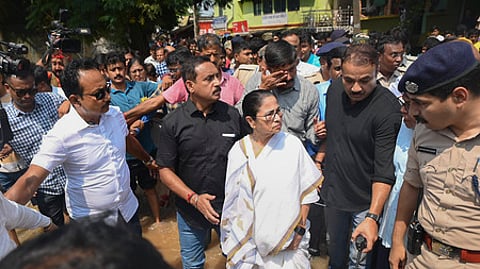 மேற்கு மிதனபுரி மாவட்டம் பாஷ்குரா பகுதியில் வெள்ள பாதிப்புகளை அதிகாரிகளுடன் சென்று வியாழக்கிழமை ஆய்வு செய்த முதல்வா் மம்தா பானா்ஜி.