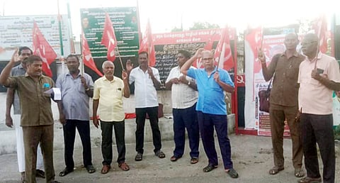 ஆா்ப்பாட்டத்தில் ஈடுபட்டோா்.