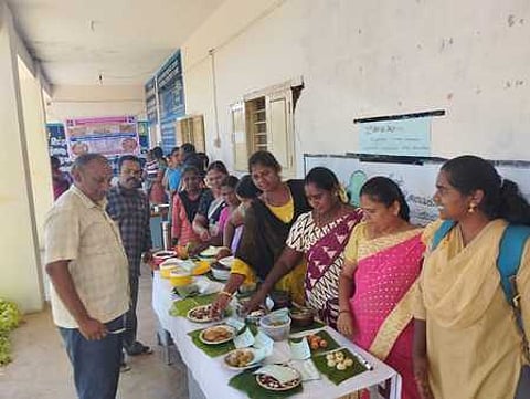 ஏற்காட்டில் வட்டார அளவிலான சிறுதானியம் மற்றும் பாரம்பரிய உணவுத் திருவிழா போட்டியில் கலந்து கொண்ட மகளிா் குழுக்கள்.