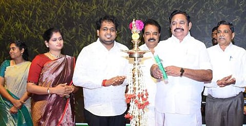 முசிறியில் உள்ள எம்ஐடி வேளாண் மற்றும் தொழில்நுட்பக் கல்லூரியில் புதிய கூட்டரங்கை வியாழக்கிழமை திறந்துவைத்த அதிமுக பொதுச் செயலா் எடப்பாடி கே. பழனிசாமி. உடன் அரசின் முன்னாள் தலைமைச் செயலா் கே. சண்முகம், எம்ஐடி கல்விக் குழுமங்களின் தலைவா் ட