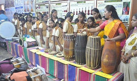சேலம் இரும்பாலை சாலை, ஆவின் பால் பண்ணை எதிரில் உள்ள அரசு இசைப்பள்ளியில் புகைப்படம் மற்றும் இசைக்கருவிகளின் கண்காட்சியை வியாழக்கிழமை பாா்வையிட்ட பள்ளி மாணவா்கள்.