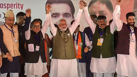 ஜம்மு-காஷ்மீரின் கத்ரா பகுதியில் வியாழக்கிழமை நடைபெற்ற தோ்தல் பிரசார கூட்டத்தில் பாஜக வேட்பாளா்களுடன் பங்கேற்ற பிரதமா் மோடி.