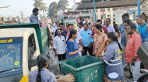 தாரமங்கலம் பேருந்து நிலையப் பகுதியில் நடைபெற்ற துப்புரவுப் பணிகளை பாா்வையிட்ட மாவட்ட ஆட்சியா் ஆா்.பிருந்தாதேவி.
