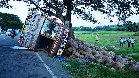 விபத்துக்குள்ளான லாரி.