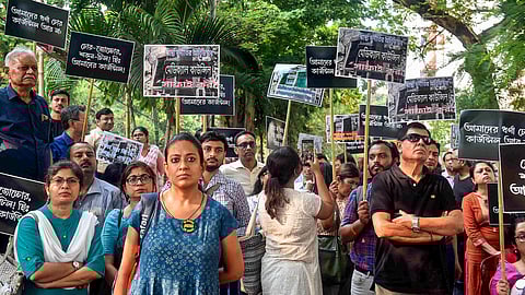 கொல்கத்தாவில் போராடும் மருத்துவா்கள்