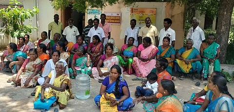 புதுக்கோட்டை மாவட்ட ஆட்சியரக வளாகத்தில் வியாழக்கிழமை காத்திருப்புப் போராட்டத்தில் ஈடுபட்ட தீத்தானிப்பட்டி மக்கள்.