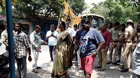 மாமல்லபுரத்தில் வியாழக்கிழமை ஆக்கிரமிப்பகளை அகற்றிய அதிகாரிகள்.