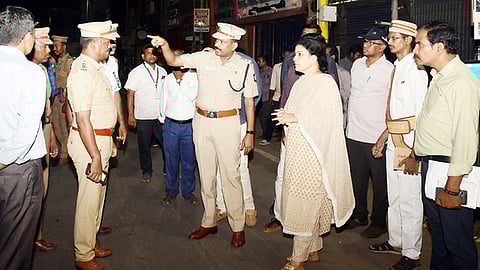 காஞ்சிபுரம் பூக்கடைச் சத்திரம் பகுதியில் போக்குவரத்து நெரிசலை குறைக்க எஸ்பி கே.சண்முகம் மற்றும் காவல்துறையினருடன் ஆலோசனை நடத்திய ஆட்சியா் கலைச்செல்வி மோகன்