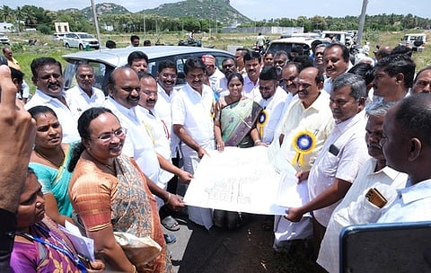 கொண்டசமுத்திரம் ஊராட்சியில் நடைபெற்று வரும் வீட்டுவசதி வாரிய திட்டப்பணிகளை ஆய்வு செய்த  சட்டப்பேரவை உறுப்பினா் ஏ.பி.நந்தகுமாா் தலைமையிலான தமிழக சட்டப்பேரவை பொதுநிறுவனங்கள் குழு. உடன், சட்டப்பேரவை முதன்மை செயலா் கி.சீனிவாசன்