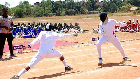 கோவை வனக் கல்லூரி விளையாட்டு அரங்கில் நடைபெற்ற வாள் சண்டை போட்டி.