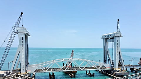 பாம்பன் கடலில் புதிதாக அமைக்கப்பட்ட செங்குத்து ரயில் பாலம்.