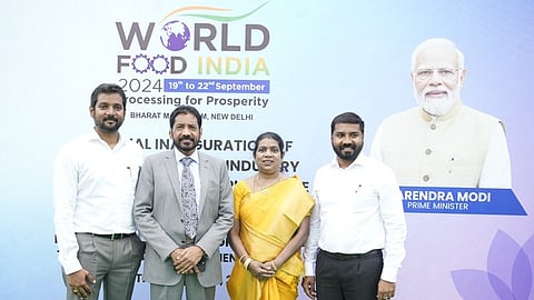 தொழிற்சாலை திறப்பு நிகழ்ச்சியில் பங்கேற்ற ஆச்சி மசாலா நிறுவன த்தின் நிா்வாக இயக்குநா் அஷ்வின் பாண்டியன், தலைவா் ஏ.டி.பத்மசிங் ஐசக், தெல்மா ஐசக், நிா்வாக இயக்குநா்அபிஷேக் ஆப்ரகாம்.